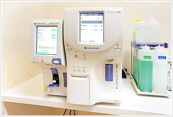全自動血球計数器（左）とCRP測定器（右）